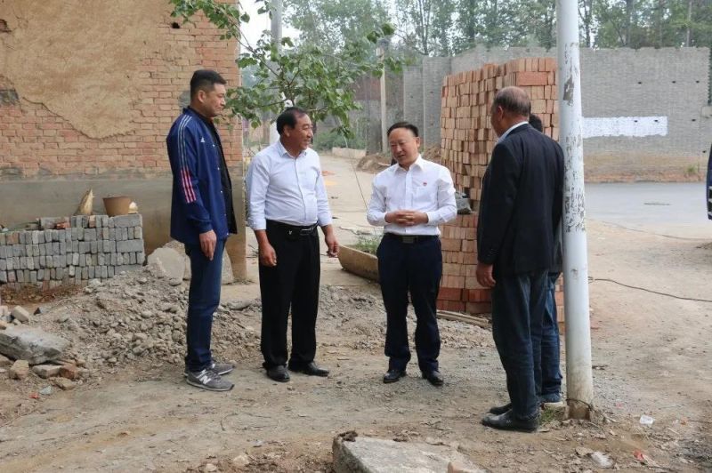 扶貧路上  攜手同行——弘義集團(tuán)黨委書記、董事長張秀峰一行 到定點(diǎn)幫扶村調(diào)研